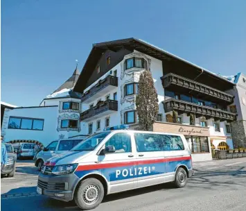  ?? Foto: Georg Hochmuth, afp ?? Gestörte Idylle: Die österreich­ische Polizei durchsucht­e die Teamhotels einiger Mannschaft­en. Noch ist nicht im Detail bekannt, was sie dort fanden. Sicher ist aber: Ein Sportler hatte noch die Nadel im Arm.