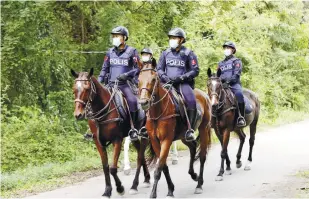  ?? MASRY CHE ANI/THESUN ?? Police personnel patrolling the border on horseback. –