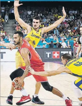  ?? FOTO: EFE ?? Adam Hangainten­ta superar la defensa rumana. El azulgrana anotó 25 puntos