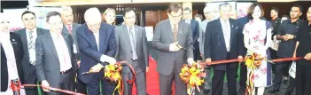  ?? — Photo by Muhammad Rais Sanusi ?? Abang Johari (centre) cuts the ribbon together with Dr Shin (left) and Pong (right) as a symbolic launch of the 8th Alliance For Healthy Cities (AFHC) Global Conference and General Assembly 2018 exhibition held at BCCK yesterday.