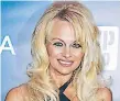  ??  ?? Pamela Anderson. Era una chica “normal” hasta que la vio un camarógraf­o en un partido de fútbol canadiense en Vancouver. Allí se percató de su presencia por llevar una camiseta de una marca de cerveza local y la puso en primer plano. De inmediato...