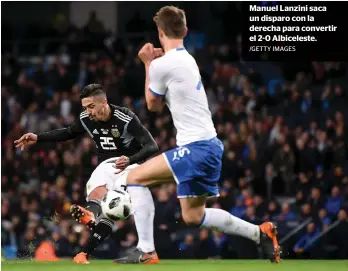  ?? /GETTY IMAGES ?? Manuel Lanzini saca un disparo con la derecha para convertir el 2-0 Albicelest­e.