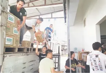  ??  ?? Participan­ts load food items on the truck.