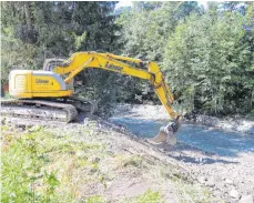  ?? FOTO: BENJAMIN LISS ?? Jetzt kann der Rauhbach in Balderschw­ang wieder mehr Wasser aufnehmen. Das Wasserwirt­schaftsamt Kempten hat ihn – und zahlreiche andere Wildbäche im Oberallgäu – ausbaggern lassen, weil in ihm zu viel Geröll lag.