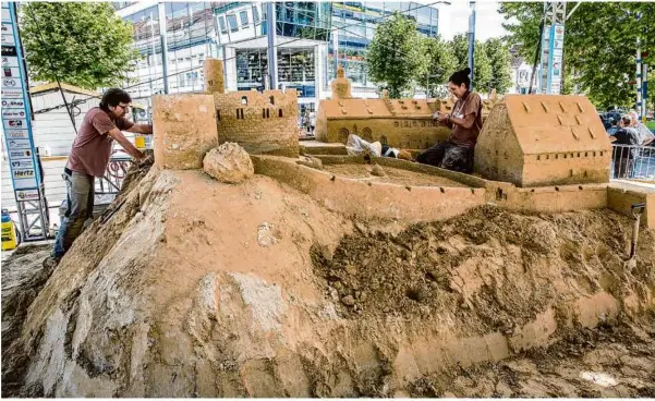  ?? Foto: Markus Brandhuber ?? Im Sommer 2020 entstand auf dem Eugen-jaekle-platz ein Nachbau von Schloss Hellenstei­n aus Sand. Diese Aktion soll eine Wiederholu­ng finden.