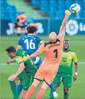  ?? FOTO: EFE ?? Dmitrovic, portero del Eibar, se emplea a fondo para despejar un balón