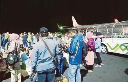  ??  ?? Passengers gathering at the tarmac of Lombok Internatio­nal Airport after a 7.0-magnitude earthquake hit Lombok, Indonesia, on Sunday.