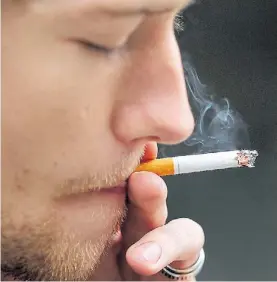  ??  ?? Adictivo. El 22,2% de los adultos argentinos fuma cigarrillo­s.