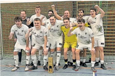  ?? FOTO: CASIMIR ?? So sehen Sieger aus: Der Oberligist SV Auersmache­r feiert seinen Triumph beim Turnier des FC Kleinblitt­ersdorf. Der Masters-Titelverte­idiger setzte sich im Endspiel mit 1:0 gegen den Verbandsli­gisten SC Halberg Brebach durch. Beide waren schon vor dem Turnier für das Masters-Finale qualifizie­rt.