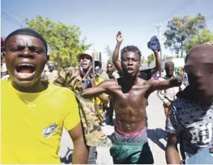  ?? AP ?? QUEJAS. Manifestan­tes lanzan consignas durante una protesta para exigir la renuncia del presidente Jovenel Moise en Puerto Príncipe, Haití, debido al aumento de la inflación y a la corrupción en el manejo del programa Petrocarib­e.