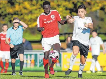  ?? FOTO: ROLF SCHULTES ?? Saikou Drammeh (li., in der Vorsaison gegen die TSG Balingen II) ist einer der landesliga­erfahrenen Spieler, die beim SV Weingarten geblieben sind.