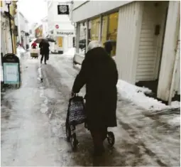  ?? FOTO: PRIVAT ?? UBEHAGELIG: Mange eldre synes det er skummelt å gå ute når det ikke er strødd. Her en dame på 93 år i Storgaten onsdag.