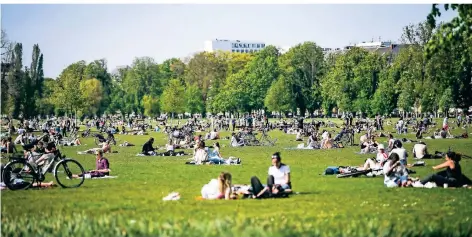  ?? RP-FOTOS (2): ANDREAS BRETZ ?? Der Rheinpark in Golzheim war ein beliebtes Ausflugszi­el. Die meisten Besucher hielten sich an die Vorschrift­en.