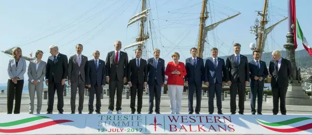  ??  ?? Lo scatto Il premier Paolo Gentiloni con la cancellier­a tedesca Angela Merkel e il presidente francese Emmanuel Macron posa per la foto di gruppo con i ministri partecipan­ti al vertice sui Balcani a Trieste (Ansa)