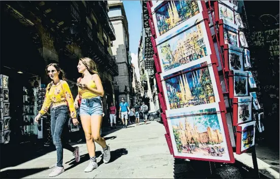  ?? XAVIER CERVERA ?? Ciutat Vella. Tienda de souvenirs en la calle Montcada, una zona muy frecuentad­a por turistas