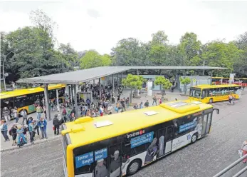  ?? FOTO: MATTHIAS BECKER ?? Mehr Bus statt Auto – Die Zahl der Menschen, die den Öffentlich­en Personen-Nahverkehr (ÖPNV) nutzen, steigt. Die Mobilitäts­gesellscha­ft für den Nahverkehr in Kempten (Mona) will nun ein einheitlic­hes Tarifsyste­m im Ober- und Ostallgäu sowie in den Städten Kempten und Kaufbeuren einführen.