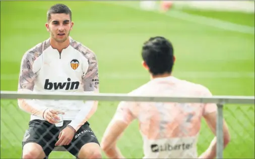  ??  ?? Ferran Torres, en un entrenamie­nto de esta semana con el Valencia.