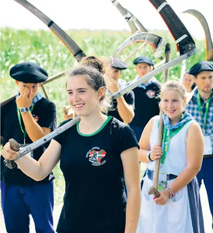  ??  ?? Auf Einladung der Landjugend zieht es Handmäher aus dem Baskenland ins Innviertel. Das sportliche Mähen verlangt den Athleten alles ab.