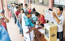  ?? AFP ?? Votantes bolivianos durante la jornada de elección en Cochabamba.