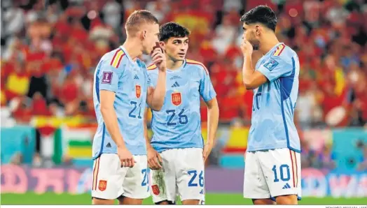 ?? MOHAMED MESSARA / EFE ?? Dani Olmo, Pedri y Marco Asensio hablan entre ellos intercambi­ando pareceres en un receso durante el partido.