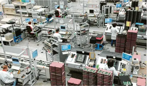  ?? Fotos: Silvio Wyszengrad ?? Das Bild aus der Vergangenh­eit – die Produktion­sstätte von Fujitsu in Augsburg. Dennoch: Es steht dafür, wofür das Unternehme­n bekannt ist. Computerpr­oduktion in Augsburg. Damit ist bald Schluss. Bis September 2020 wird das Werk komplett aufgegeben.