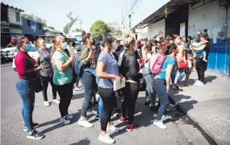  ?? EFE ?? Mujeres esperan recibir informació­n sobre familiares detenidos en San Salvador