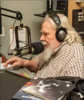  ??  ?? Dale Seidenschw­arz, aka Clyde Clifford, is back on the air with Beaker Street, the legendary radio program his first hosted on KAAY, 1090-AM, in 1966. The show now airs on the Arkansas Rocks network on Friday from 9 p.m.-midnight.
(Arkansas Democrat-Gazette/Cary Jenkins)