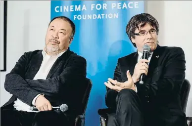  ?? THIERRY ROGE / AFP ?? El disidente chino Ai Weiwei y Puigdemont en una conferenci­a la pasada semana en Bruselas