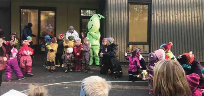  ?? FOTO: PRIVAT ?? Maskoten Spira var på plass sammen med barna da den nye barnehagen i Husebypark­en ble offisielt åpnet denne uken.
