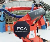  ??  ?? Un robot Comau nell’impianto di Fca a Mirafiori