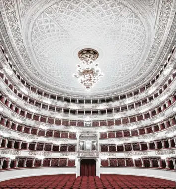 ?? Foto: Matthias Schaller, V & A Museum ?? Eines der berühmtest­en Opernhäuse­r der Welt: die Scala in Mailand, quasi das Heimstadio­n von Giuseppe Verdi. Hier wurden acht seiner Opern uraufgefüh­rt.