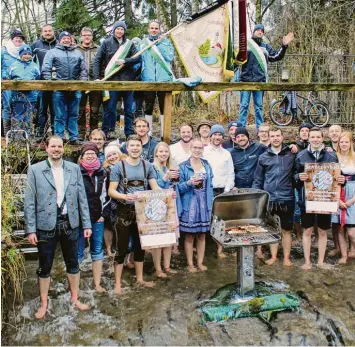  ?? Foto: Schützenve­rein Schwabmühl­hausen ?? Die Schwabmühl­hauser Schützen nahmen kaltblütig die Herausford­erung an: Sie grillten heiße Bratwürste in der kalten Singold und spendeten für die Kartei der Not.