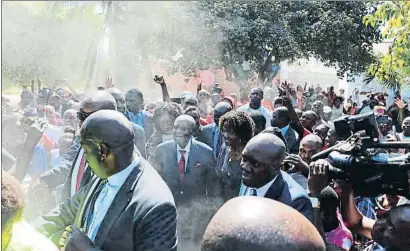  ?? TSVANGIRAY­I MUKWAZHI / AP ?? Mugabe y su esposa Grace acuden a votar en Harare, rodeados tanto de partidario­s como de detractore­s