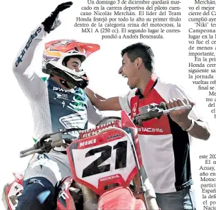  ?? XCA ?? Nicolás Merchán celebra su triunfo en la división MX1 A con uno de los integrante­s del Team Honda, en la pista MX Race Track. /