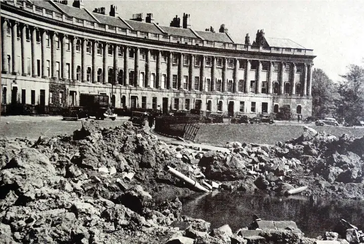  ?? Photo12/Universal Images Group via Getty Images ?? A bomb crater on Crescent Lawn in front of the prestigiou­s Royal Crescent