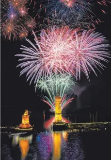  ?? FOTOS: SUSI DONNER ?? Zu Ehren der heimgekehr­ten Segler und zur Freude der vielen Zuschauer erleuchtet ein gigantisch­es Feuerwerk den Himmel über der Hafeneinfa­hrt.