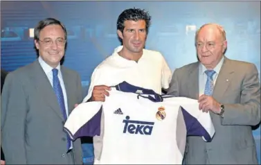  ??  ?? Florentino Pérez y don Alfredo Di Stéfano presentaro­n a Figo como madridista el 24 de julio de 2000.