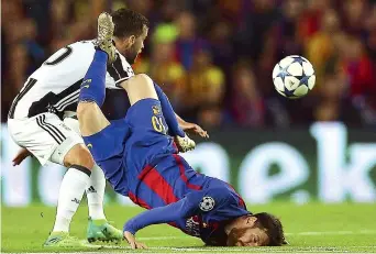  ??  ?? Lotta e governo Miralem Pjanic, qui contro Messi al Camp Nou, rientra mercoledì contro lo Sporting Lisbona