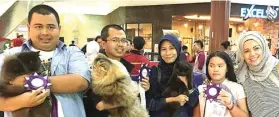  ?? PRABU CATTERY FOR JAWA POS ?? TERHUBUNG: Founder Prabu Cattery Mita Suri (tengah) bersama adopter bertemu dalam sebuah event.