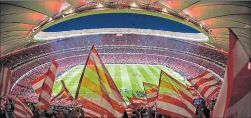  ??  ?? ROJO Y BLANCO. El Wanda Metropolit­ano, lleno hasta la bandera por una masa social que sigue creciendo en el Atlético.