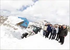  ??  ?? Hier, pour l’ouverture du col de la Bonette, le président de la Métropole, Christian Estrosi, s’est rendu sur place, à   mètres d’altitude. Pas moins de   véhicules empruntero­nt cette route durant la saison estivale.(Photo