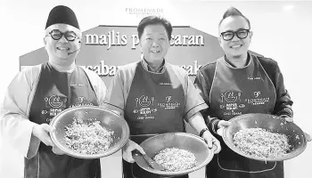  ??  ?? From left: Ismail,Yeo and Tian Long showing their Nasi Ulam.