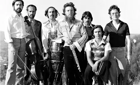  ??  ?? ► La banda en 1975 en Quilpué, en una de sus épocas de mayor actividad discográfi­ca.