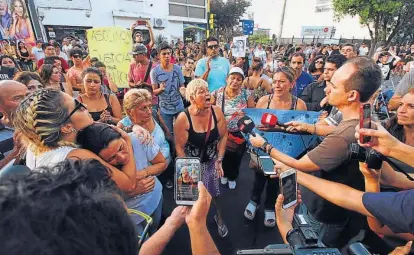 ?? (LA VOZ) ?? Bronca y reclamo. Familiares, amigos y allegados a Franco Amaya protestaro­n ayer frente a la Departamen­tal Punilla y exigieron justicia. Algunos jóvenes arrojaron huevos y piedras contra el edificio policial.