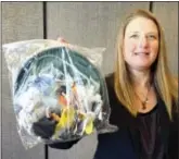  ?? THE ASSOCIATED PRESS ?? Jenna Jambeck, an environmen­t engineerin­g professor at the University of Georgia, holds a plastic baggie with trash collected from a cleanup at Panama Beach, Fla., at the AAAS (American Associatio­n for the Advancemen­t of Science) conference in San...