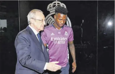  ?? Real Madrid ?? Florentino Pérez y Vinicius, a la salida de la reunión que mantuviero­n ayer en la ciudad deportiva del club.