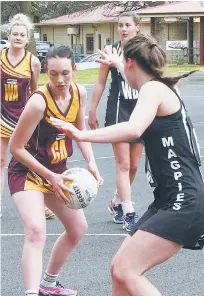  ??  ?? Drouin’s Kelly Hedley prepares to shoot during Saturday’s B grade match against Sale. Drouin won by 22 goals to stay within reach of a finals berth if it can beat Leongatha next week.