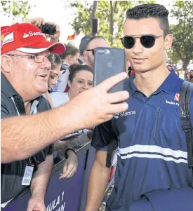  ??  ?? Fans take selfies with Sauber’s German driver Pascal Wehrlein in Melbourne.