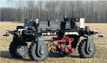  ??  ?? Ce robot autonome et électrique de conception québécoise permettrai­t d’utiliser des outils agricoles convention­nels, comme des sarcleurs mécaniques.