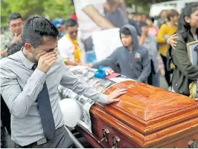  ?? REUTERS ?? Dolor. El funeral de una de las víctimas fallecida en las protestas.